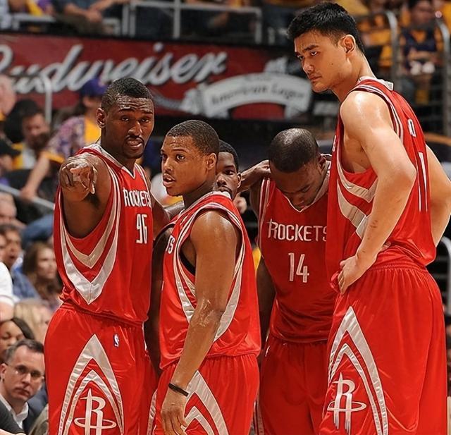 姚明昔日老队友，打了20年还没退役，赚2.8亿薪水，还有美丽妻子