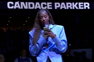 kaiyun 官网-仅效力2年但助队夺队史首冠 ！WNBA天空队退役坎迪斯-帕克球衣