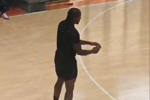 网友偶遇莱昂纳德：我也是好上了 看到小卡在广州秘密训练！