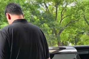 kaiyun 官网-80万的009光辉 在姚明面前像老头乐 2米29巨人坐进去很费劲