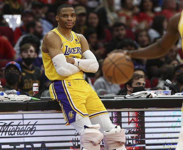 进攻打不好、交易送不走，湖人只能继续将就韦少